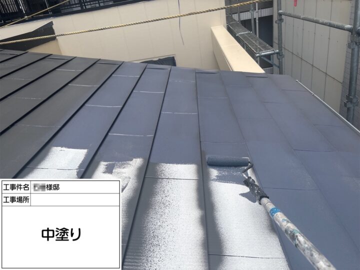 屋根塗装中塗り